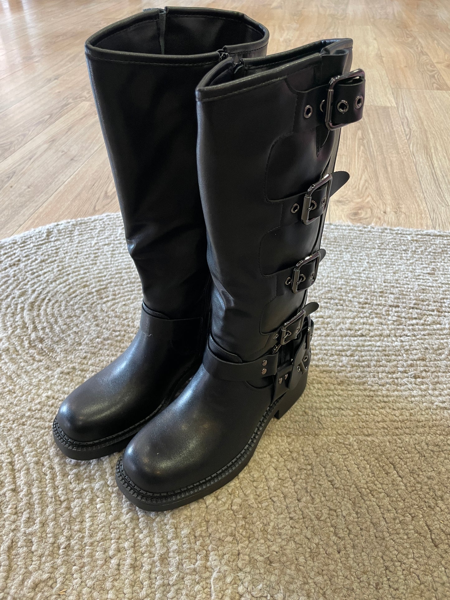 Stivale bickers nero in ecopelle con fibbie
