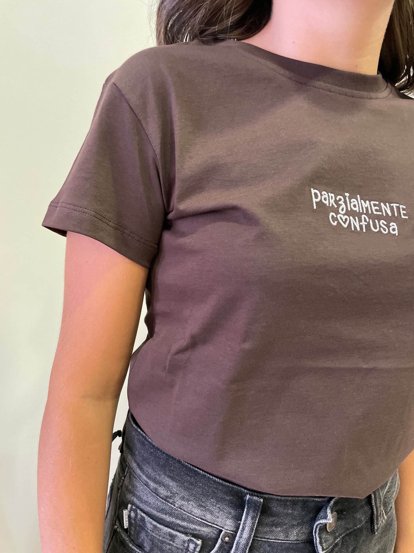 VICOLO - T-shirt slim fit in cotone cioccolato con scritta "parzialmente confusa"