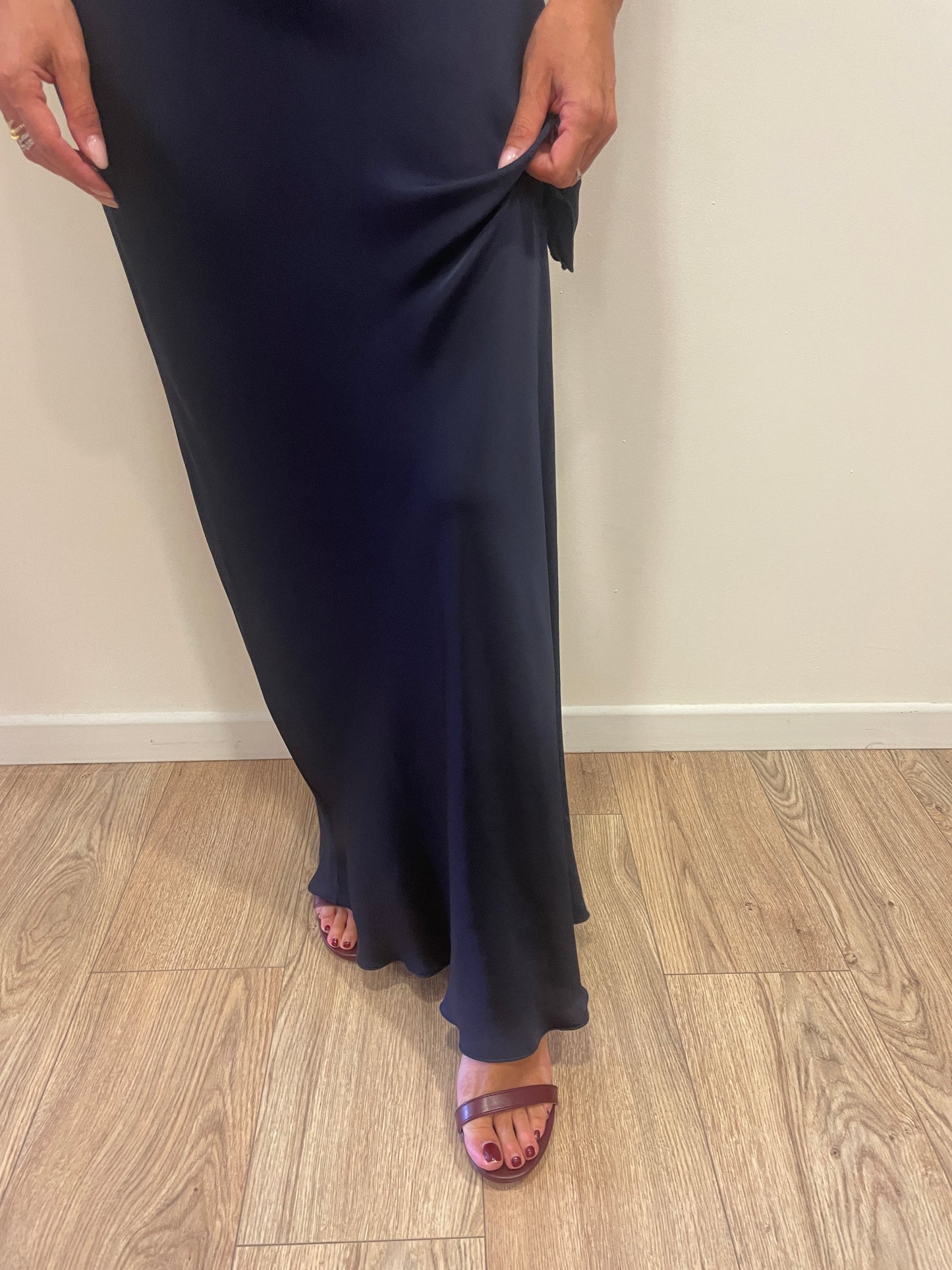SUSY MIX - Abito lungo in viscosa con volant sul retro color blu notte