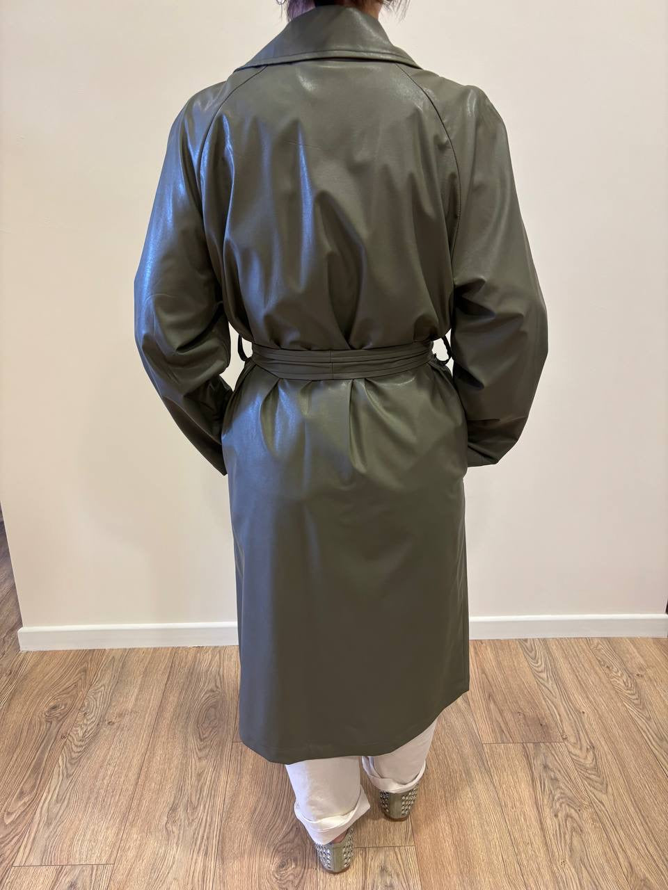 KONTATTO - Trench in ecopelle verde militare con chiusura con cintura