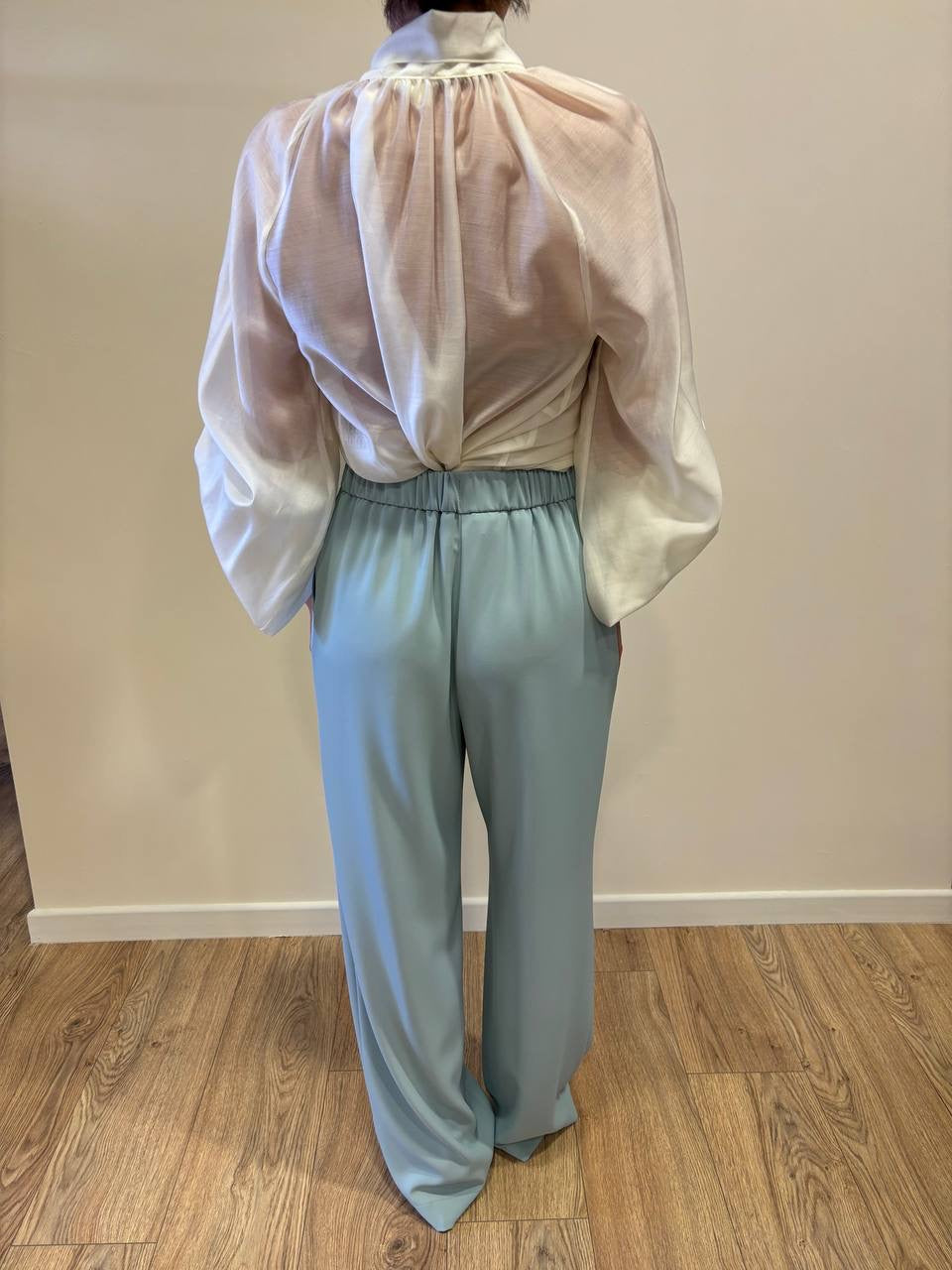 KONTATTO - Completo con giacca con cintura e pantalone a palazzo anice