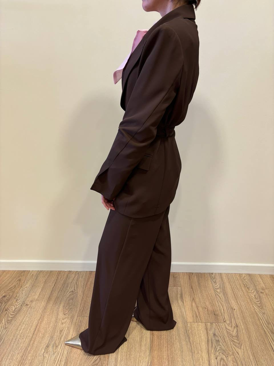 KONTATTO - Completo con giacca con cintura e pantalone a palazzo cacao