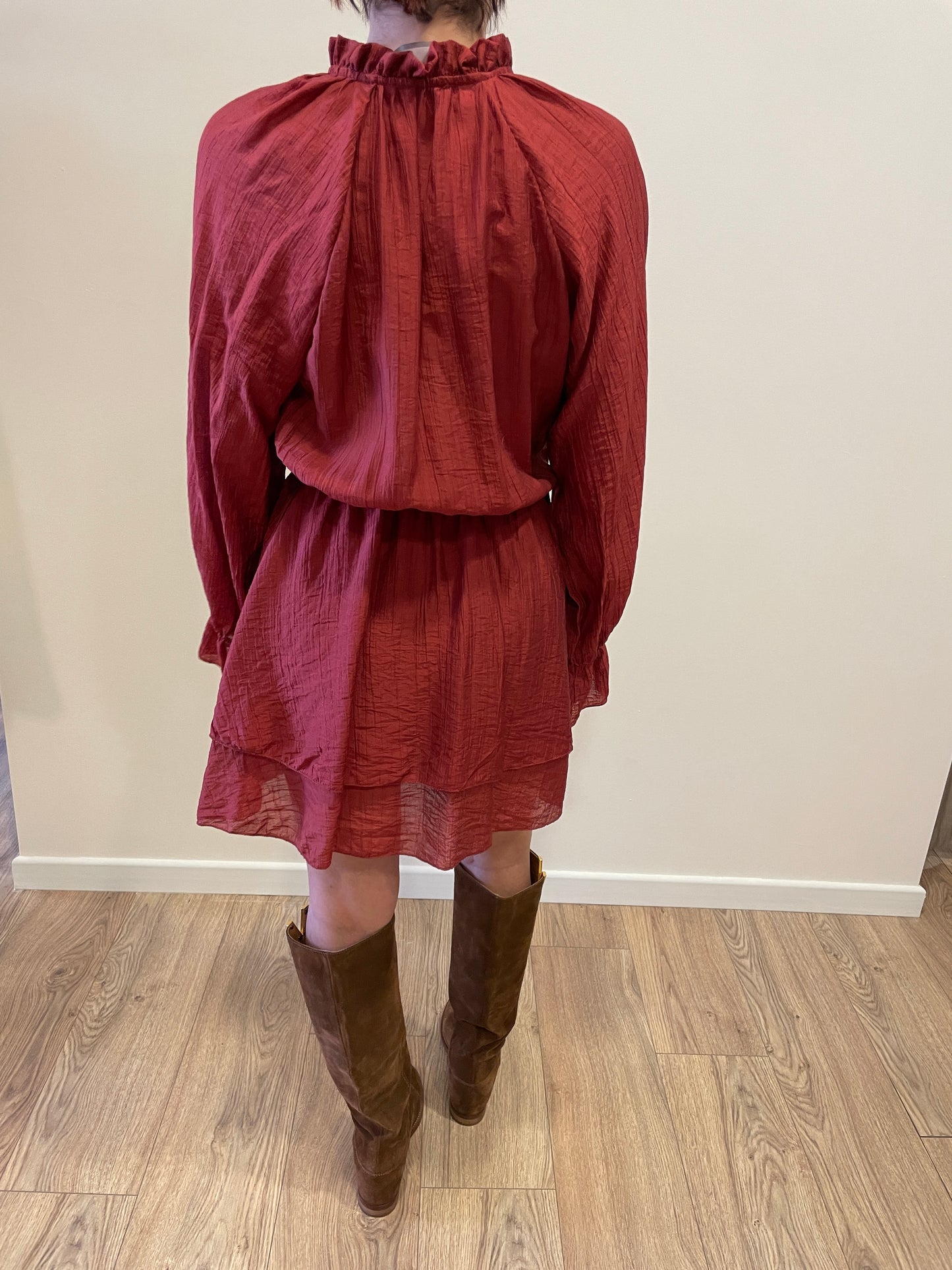 SAIPH - Abito corto color aragosta con volant e laccetto