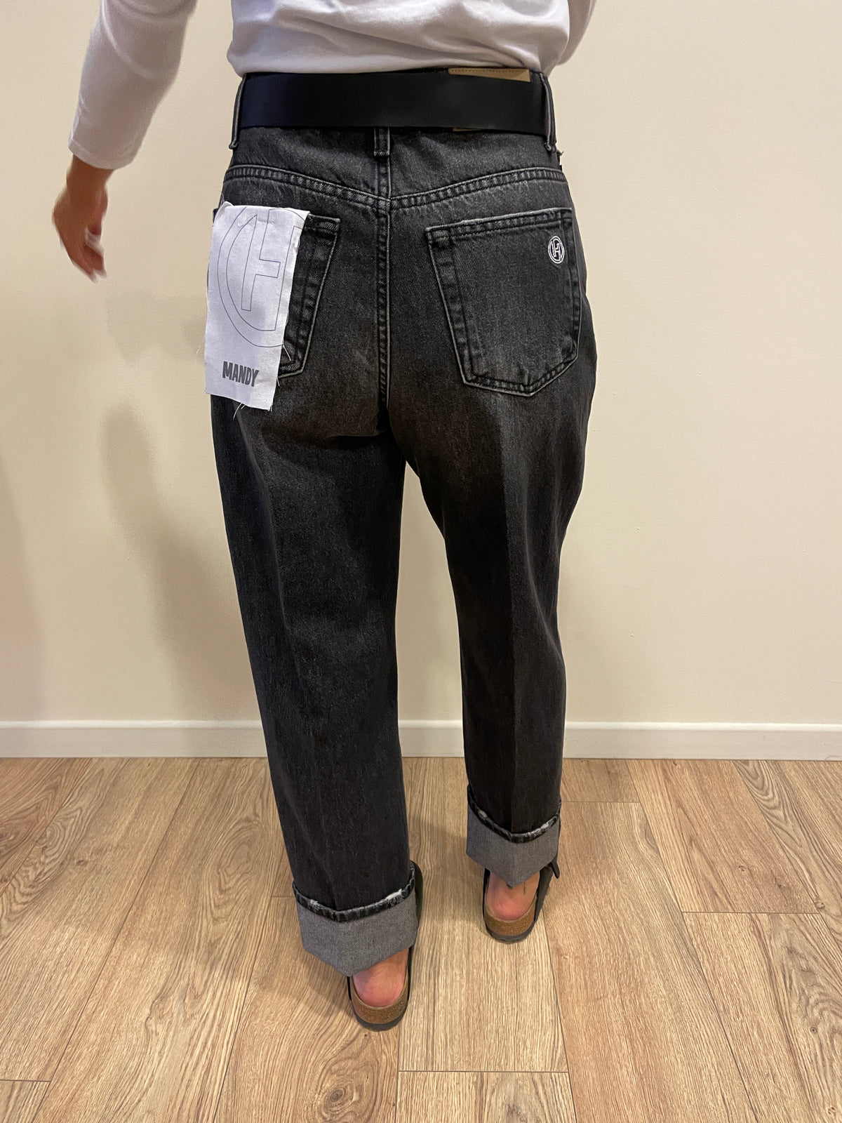 HAVEONE - Jeans Mandy a vita medio-alta con cintura e risvolto color nero lavagna
