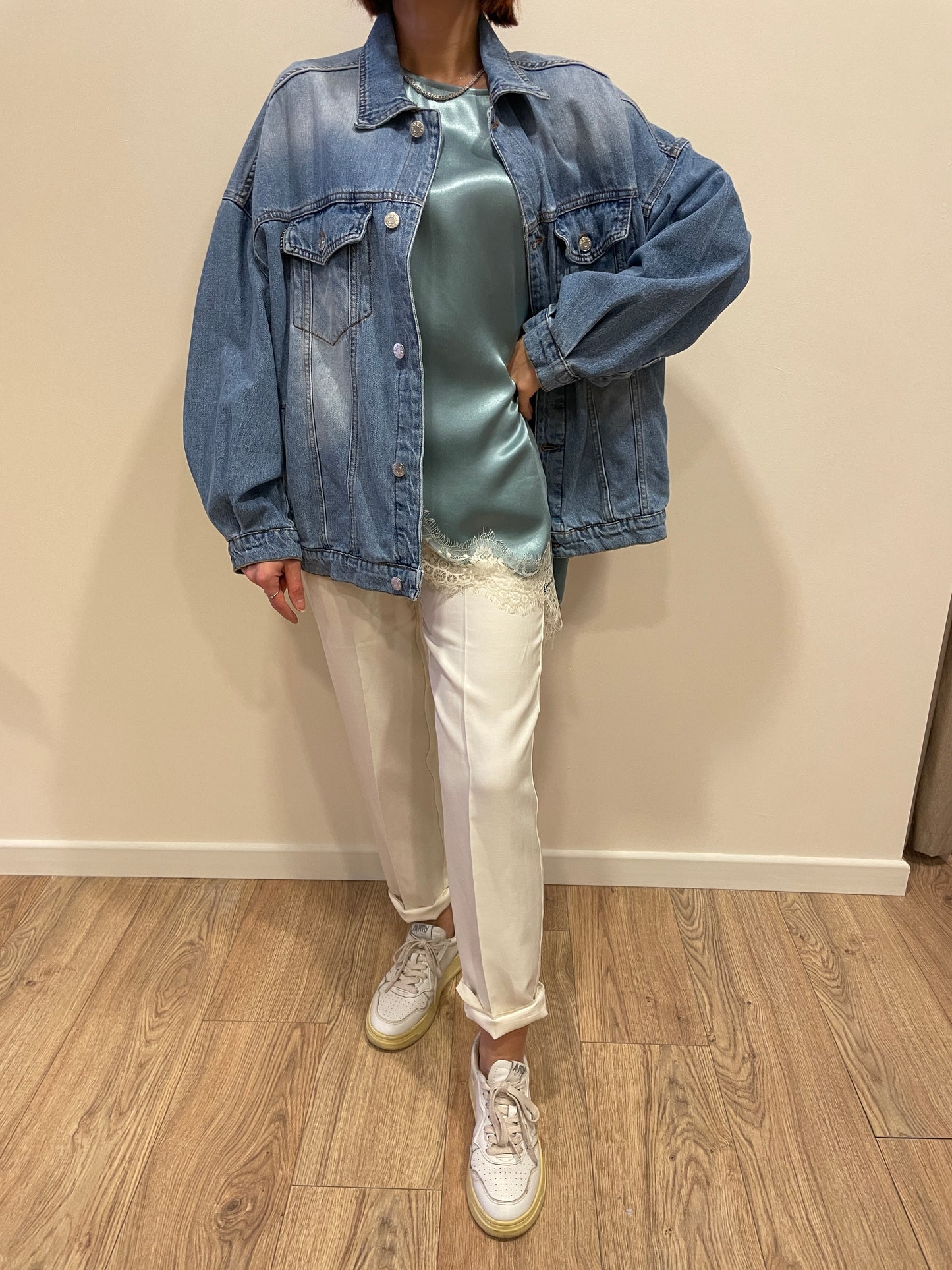 KONTATTO - Blusa azzurra in viscosa asimmetrica con dettaglio pizzo