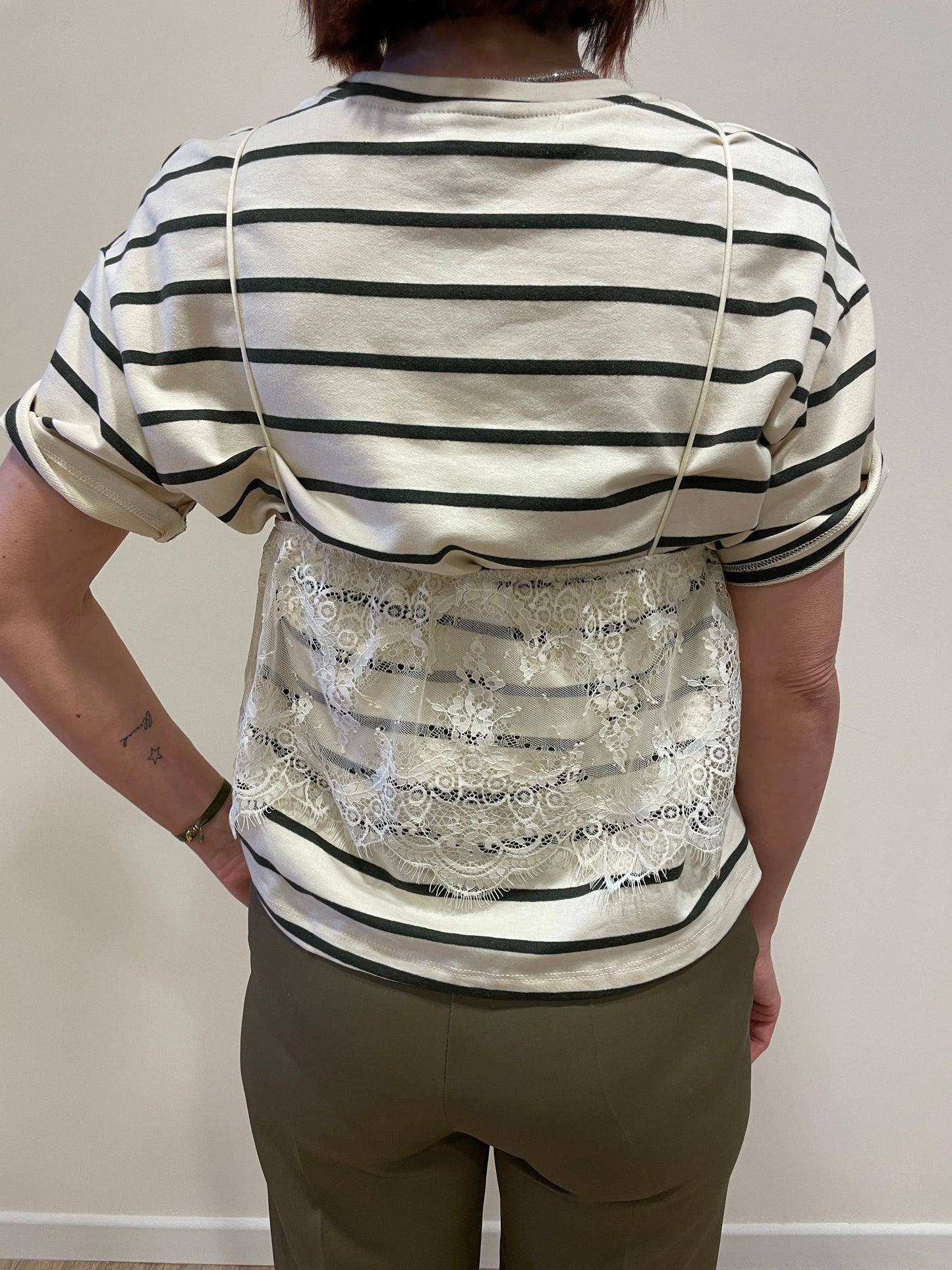 HAVEONE - T-shirt in felpa a righe burro e verde con top in pizzo rimovibile