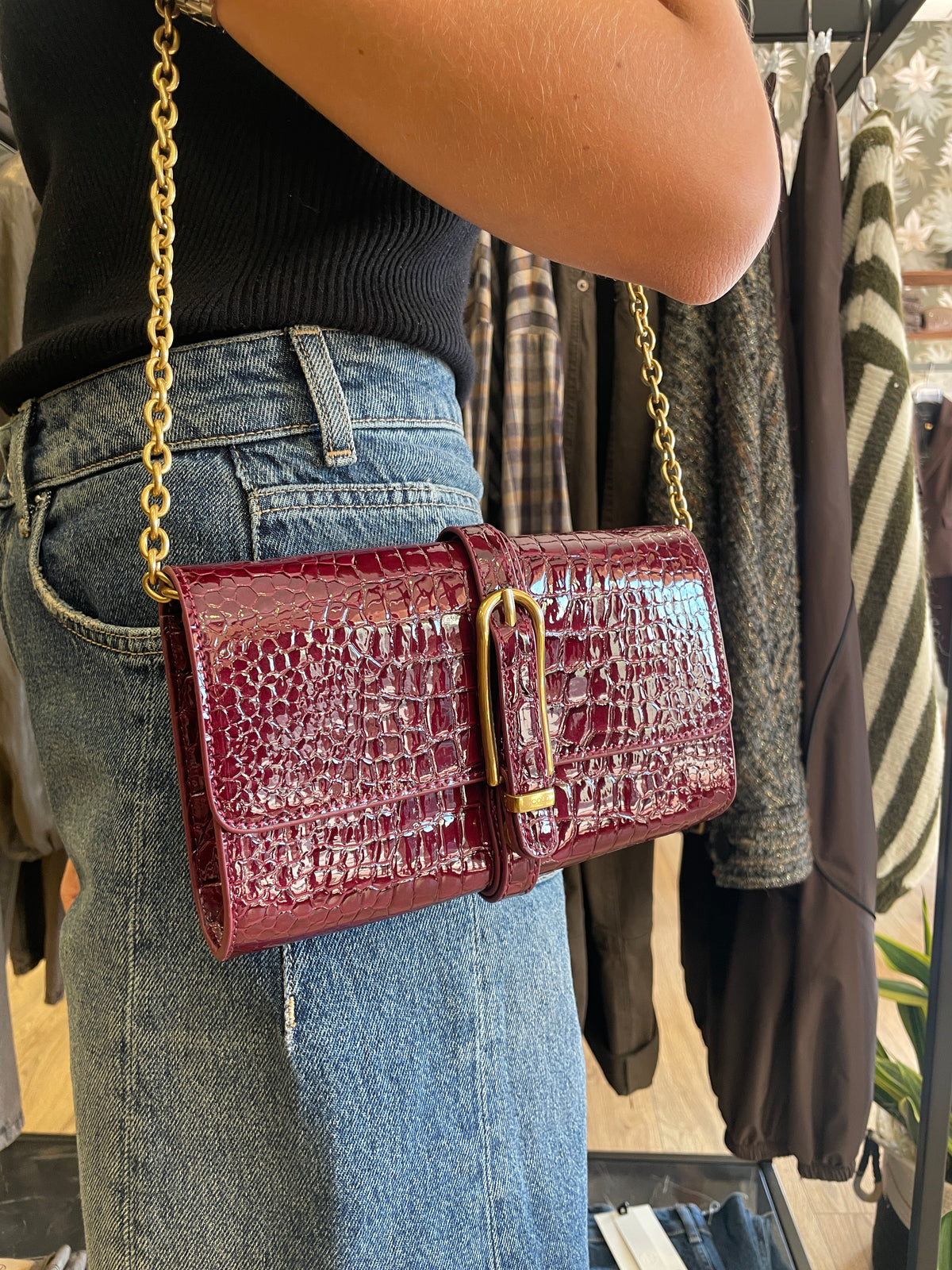 VICOLO - Borsa Shibuya belted bag con tracolla a catena pitonata e verniciata color bordeaux