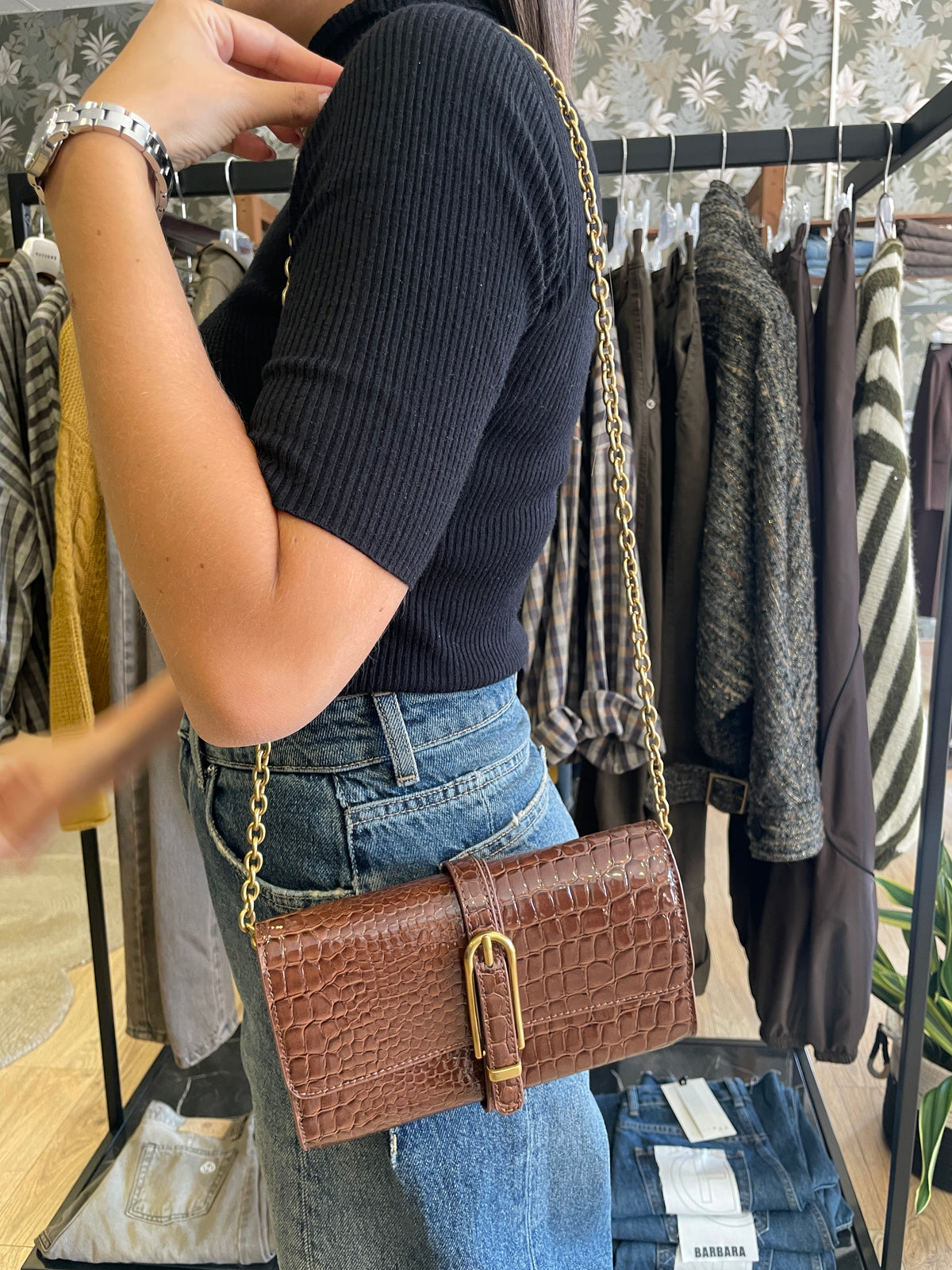 VICOLO - Borsa Shibuya belted bag con tracolla a catena pitonata e verniciata color moka