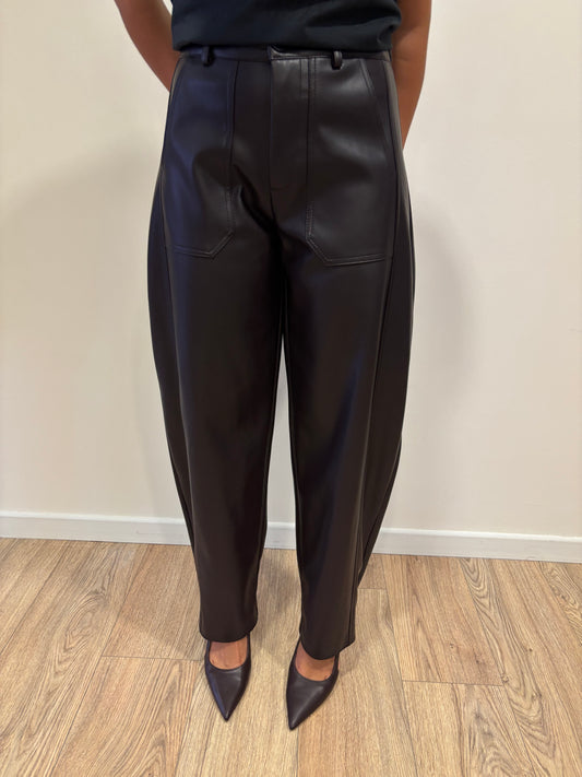 SUSY MIX - Pantalone barrel fit in ecopelle color moro