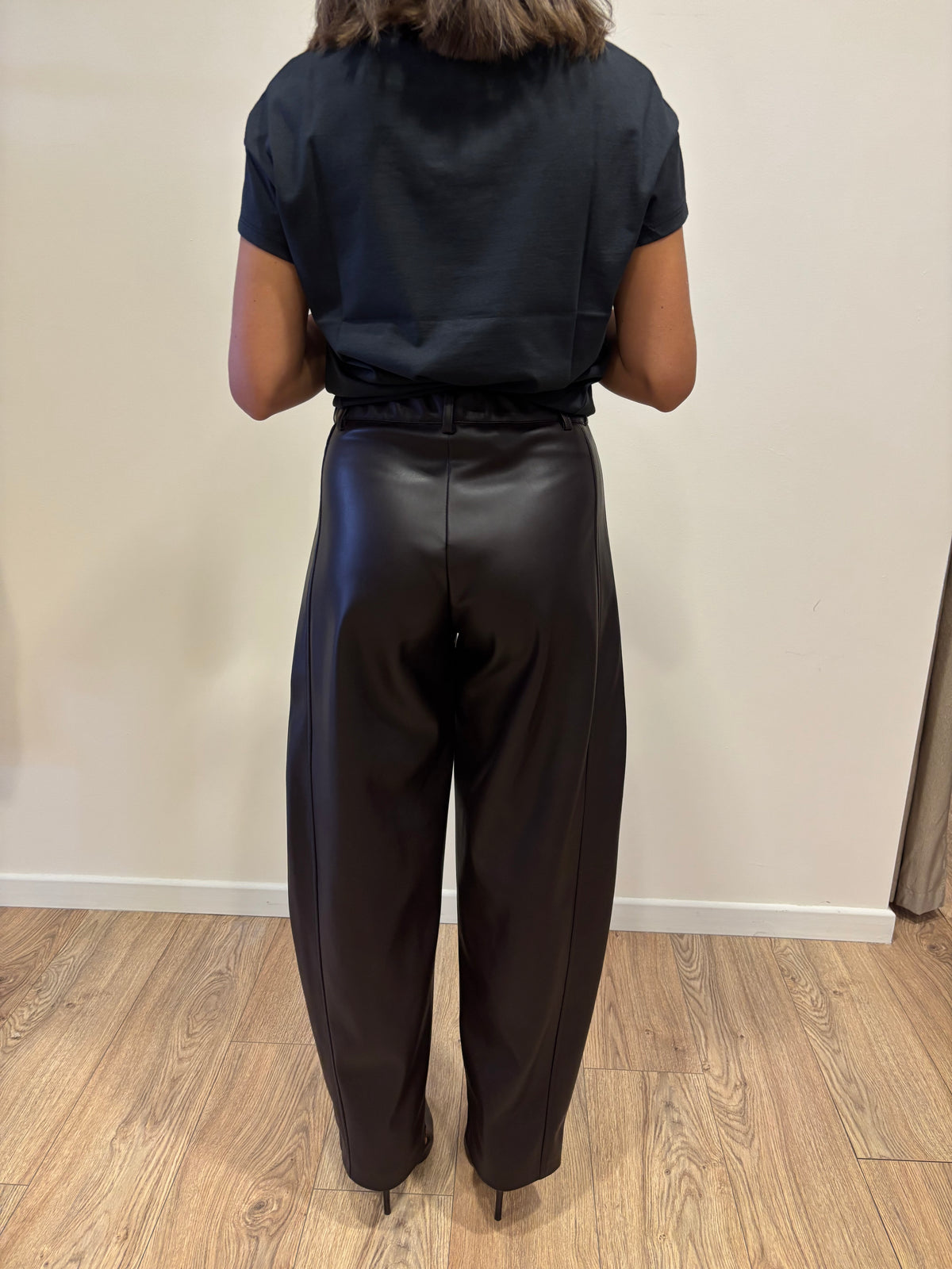 SUSY MIX - Pantalone barrel fit in ecopelle color moro