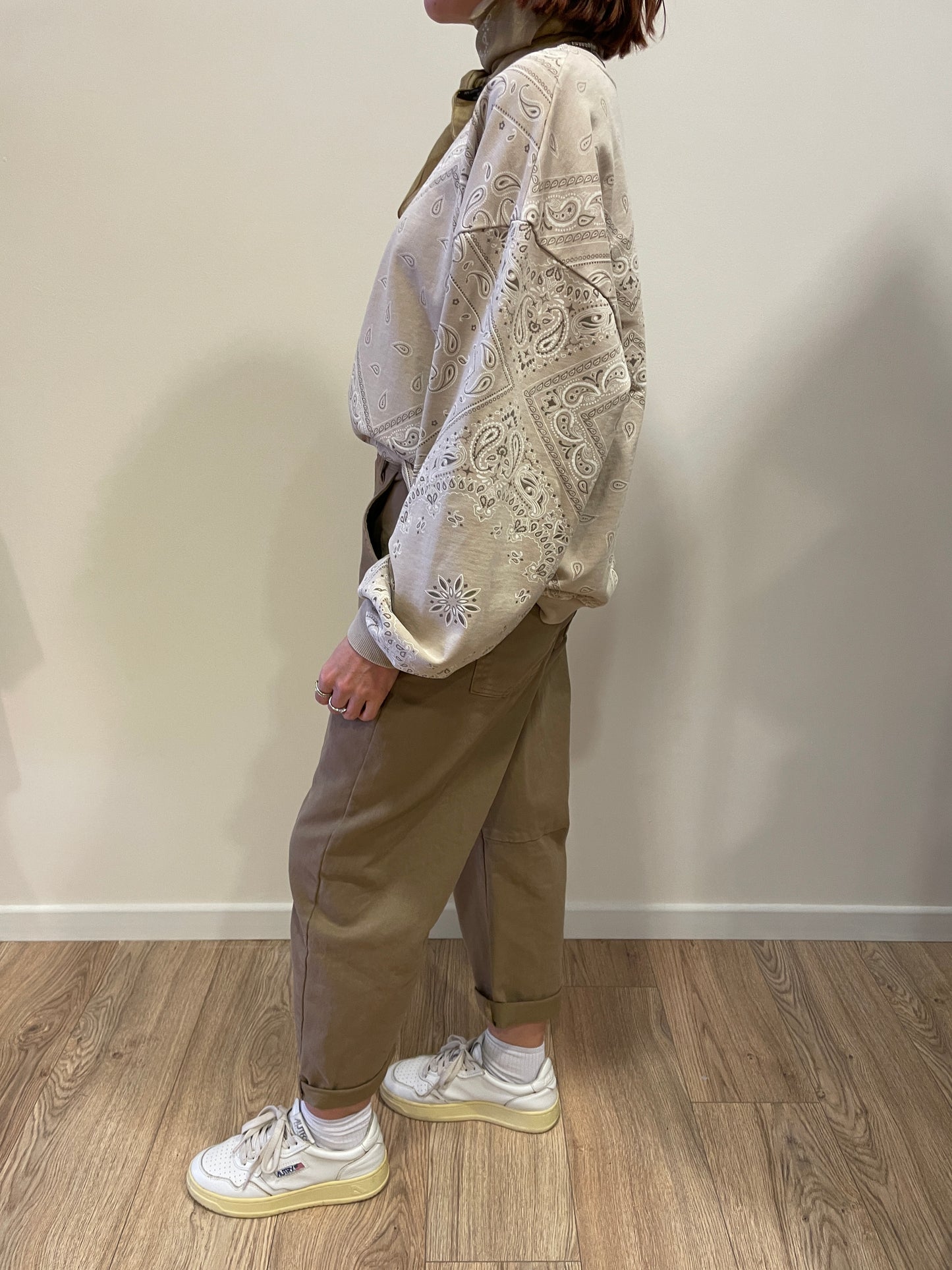 KONTATTO - Felpa garzata beige con dettaglio stampa bandana