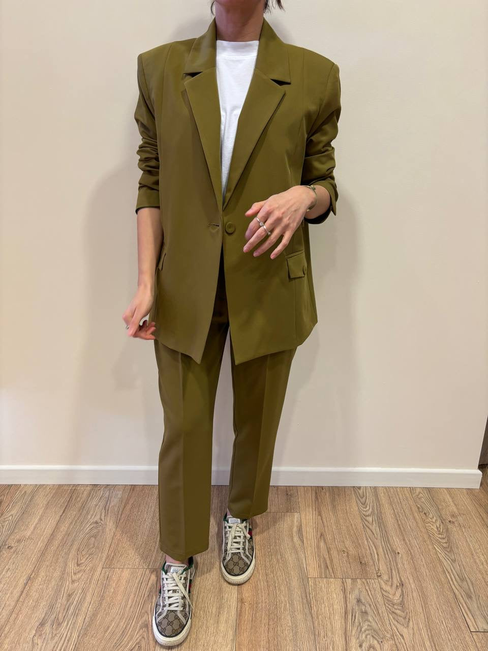 SAIPH - Pantalone verde olio a matita con pinces chiuse