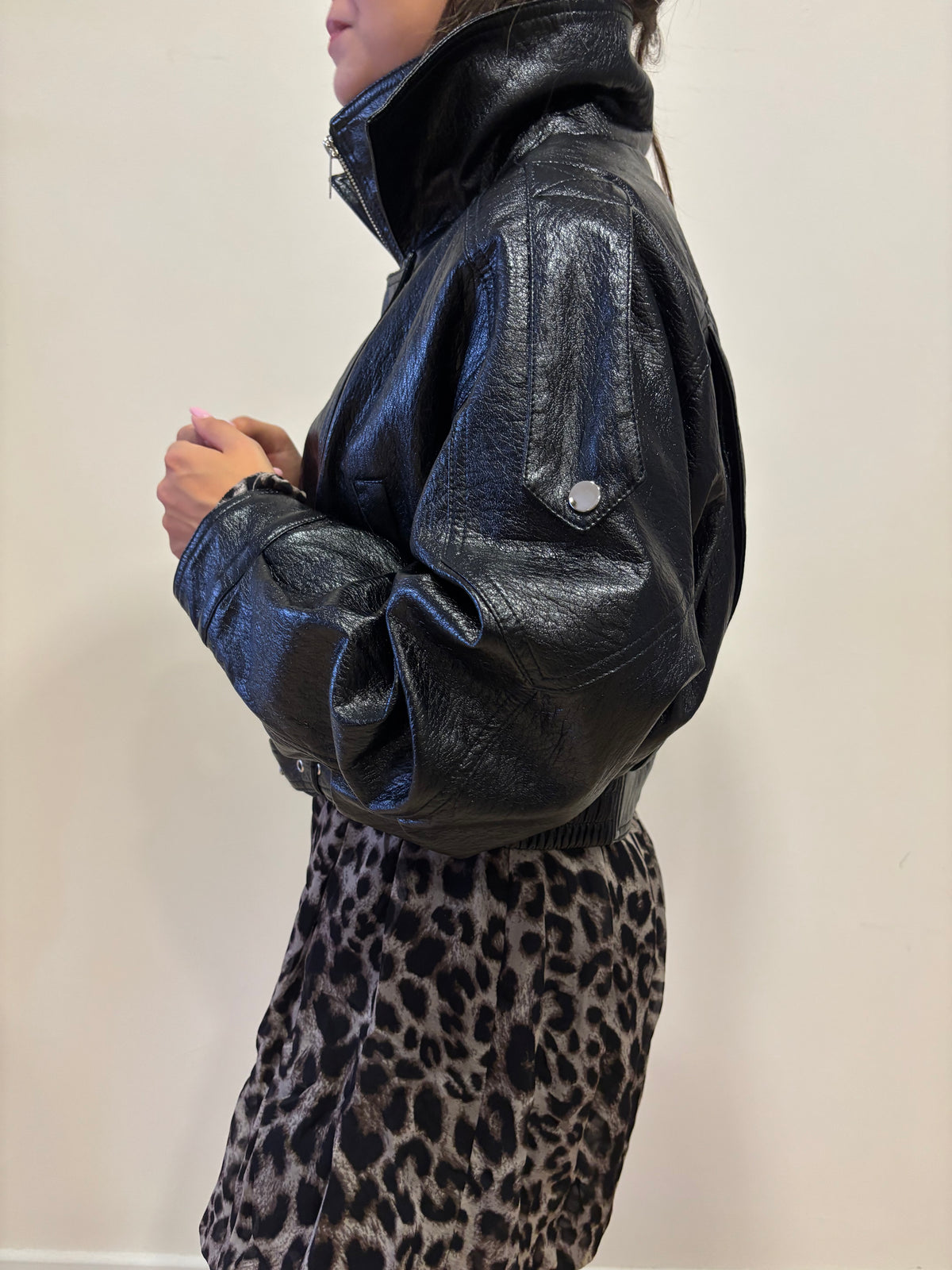 SUSY MIX - Chiodo corto effetto bomber con elastico in vita, chiusura laterale e colletto color nero