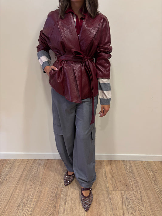 SAIPH - Giacca in ecopelle color bordeaux con chiusura con fusciacca