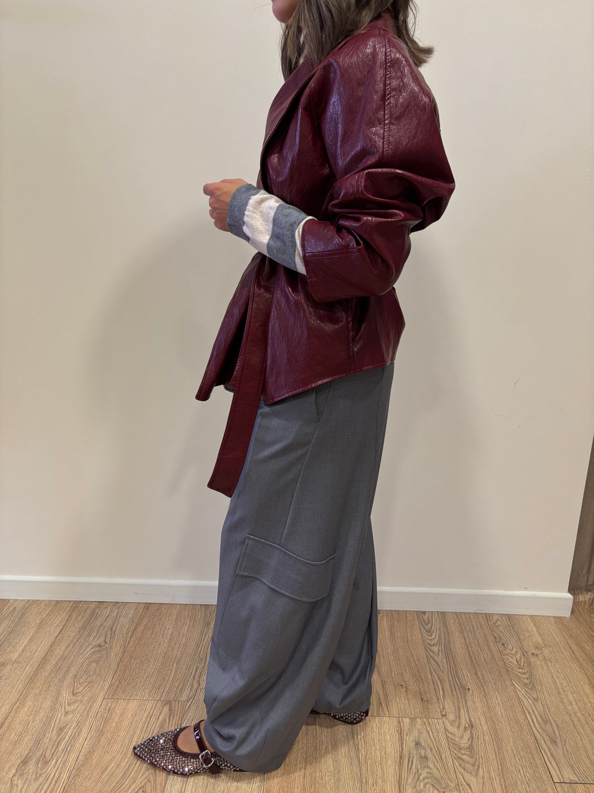 SAIPH - Giacca in ecopelle color bordeaux con chiusura con fusciacca
