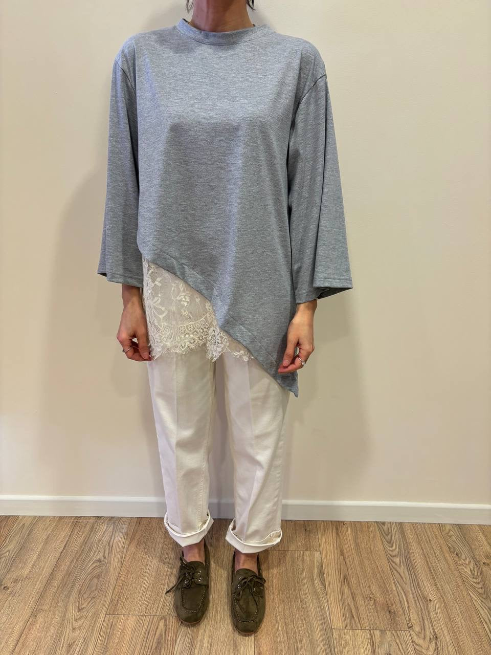 HAVEONE - Maglia con maniche a 3/4 asimmetrica con pizzo burro - più colori