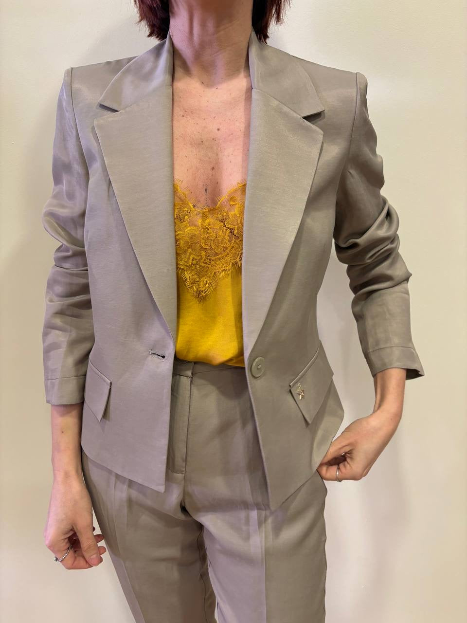 KAOS - Top in viscosa color senape con pizzo