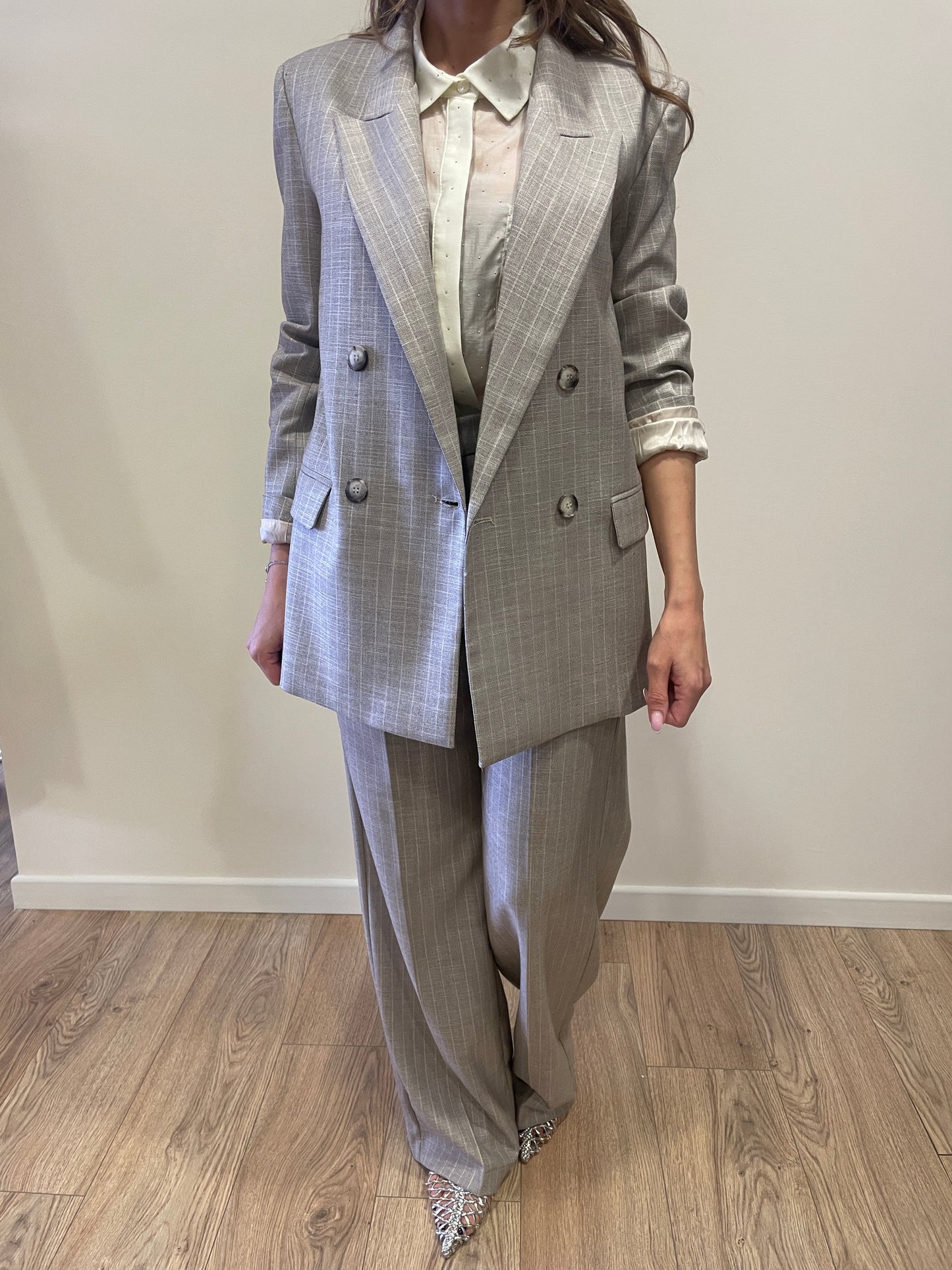 KAOS - Camicia smanicata burro con applicazioni di strass argentati