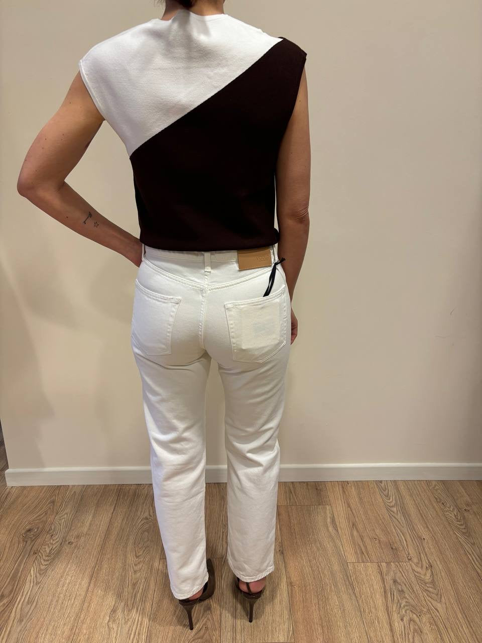 KAOS - Top burro e testa moro con dettaglio cut out e gioiello oro