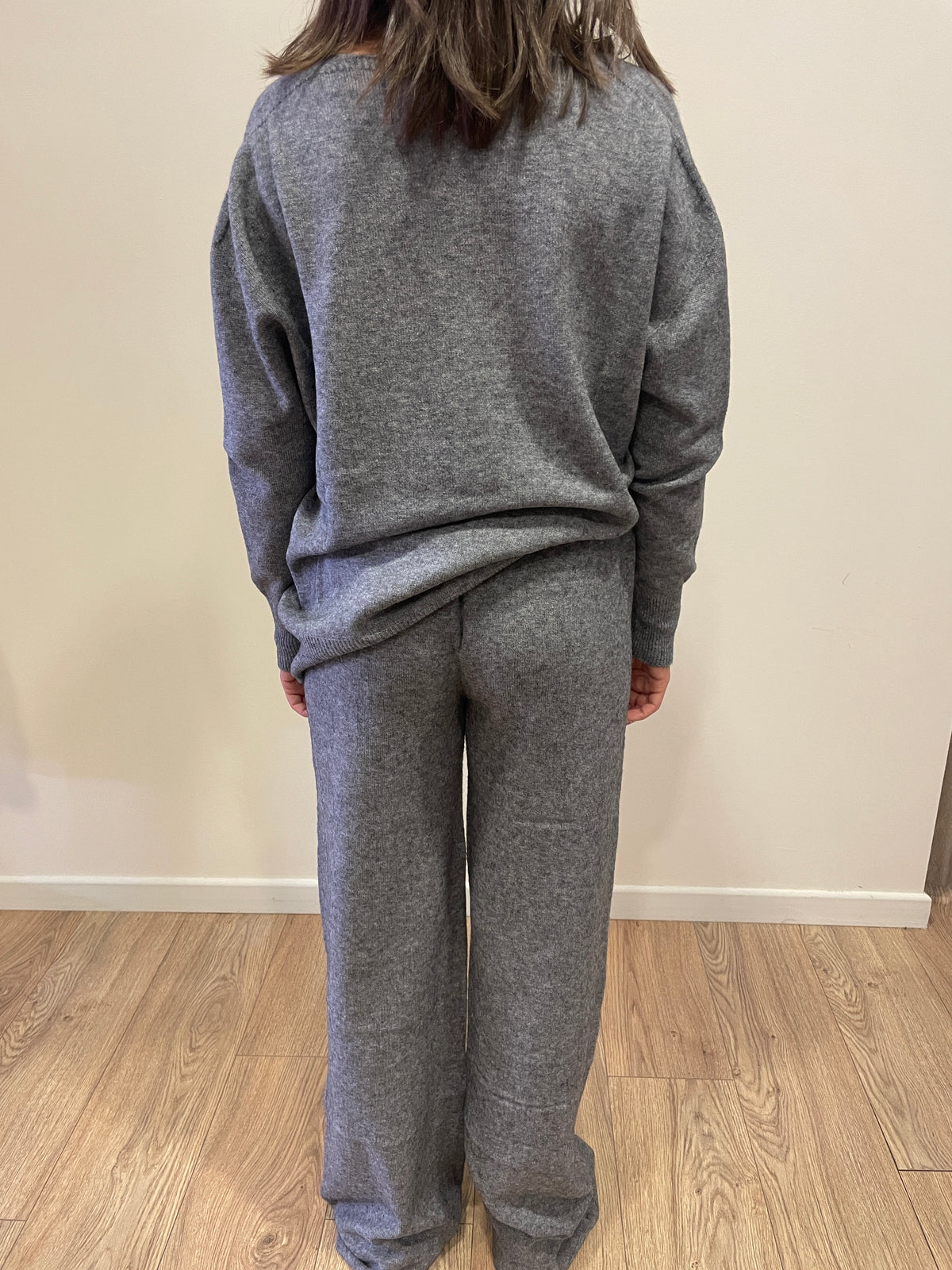 HAVEONE - Completo in misto viscosa con maglia con scollo a V e pantalone con elastico in vita color grigio