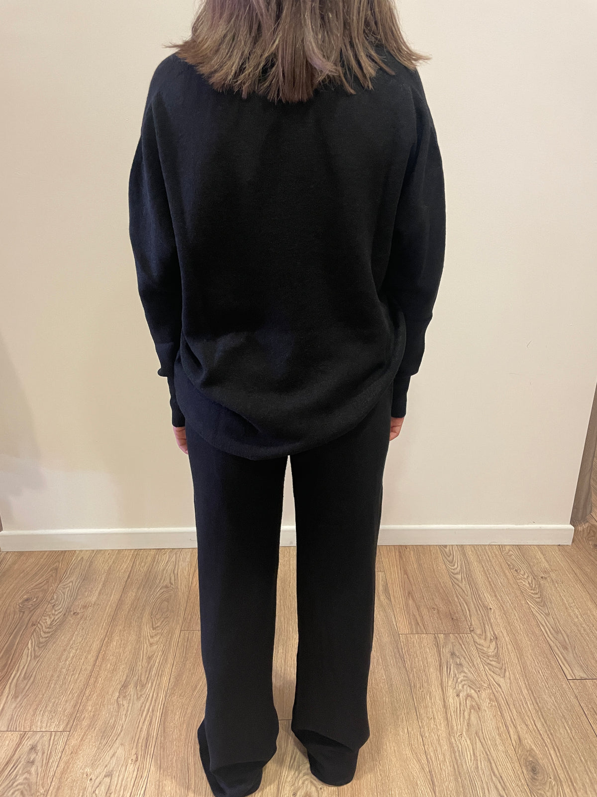 HAVEONE - Completo in misto viscosa con maglia con scollo a V e pantalone con elastico in vita color nero