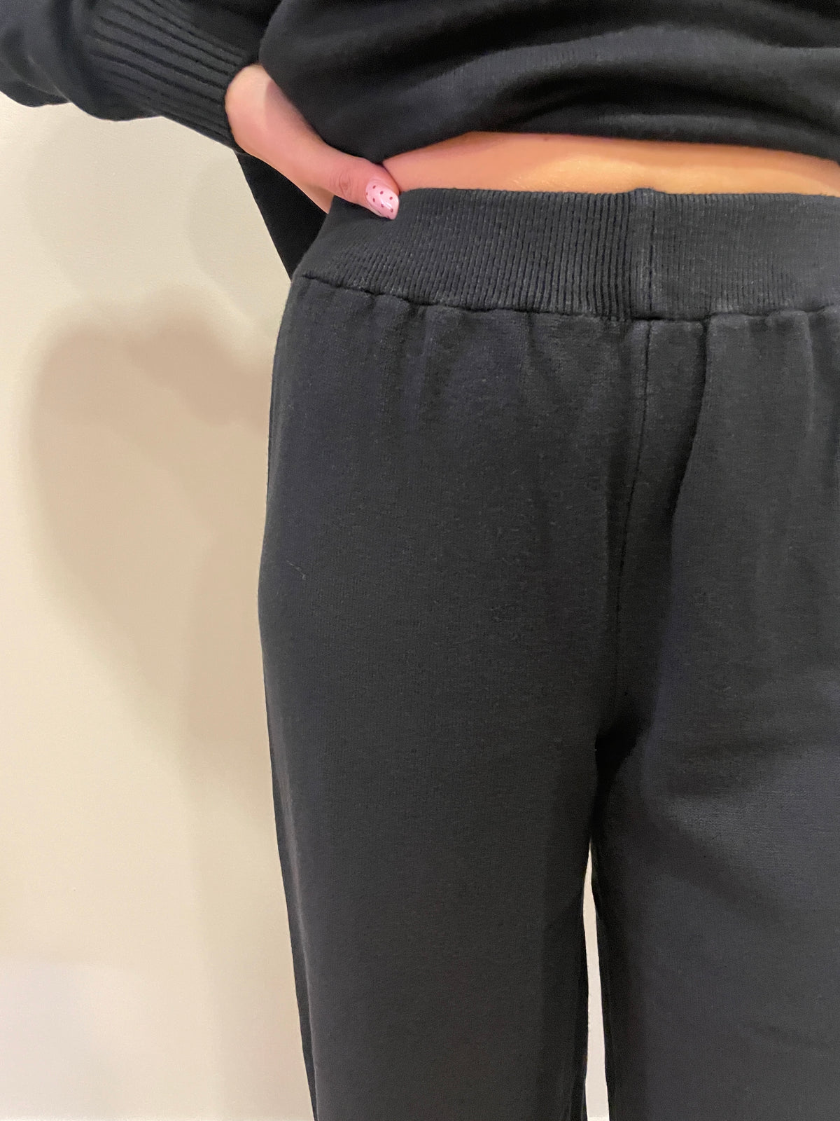 SUSY MIX - Pantalone in maglia a palazzo con elastico color nero