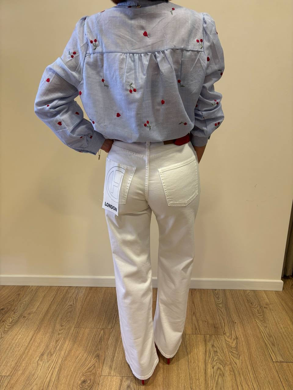 SOUVENIR - Camicia azzurra con dettaglio applicazioni ciliegie rosse