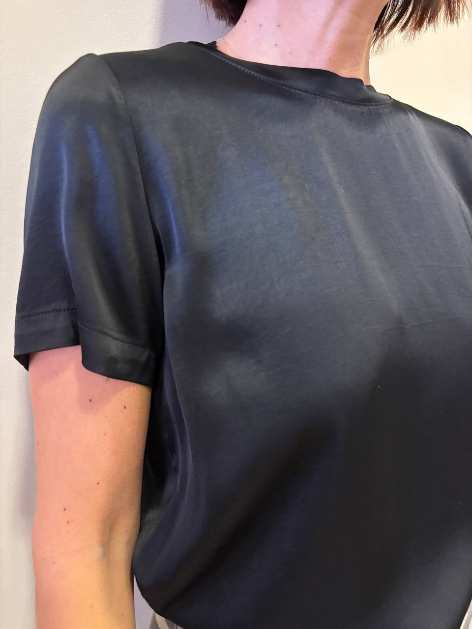 VICOLO - Maglia a maniche corte in viscosa color nero