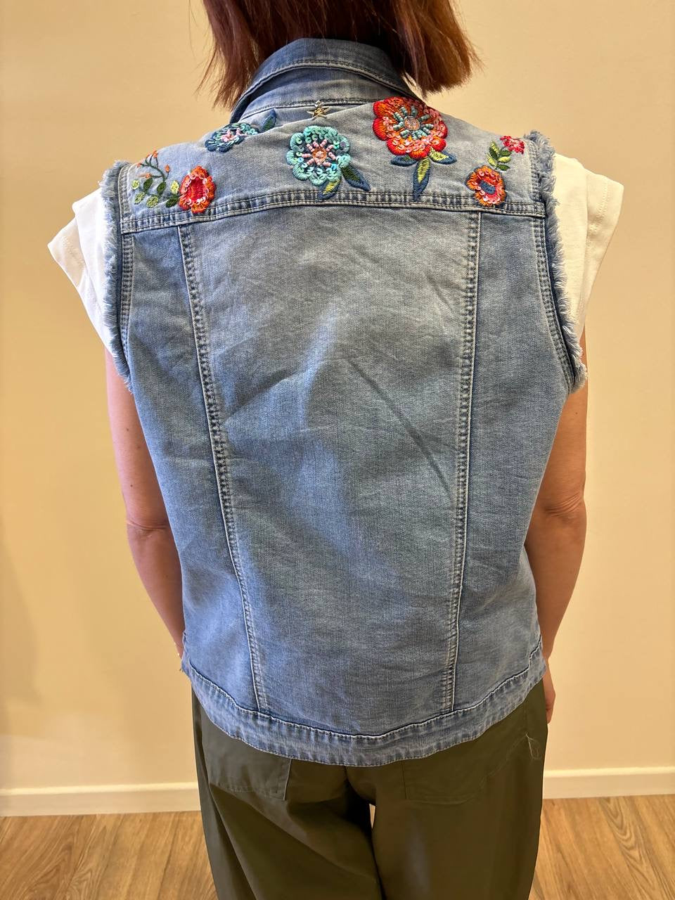 SOUVENIR - Gilet in denim con dettaglio applicazioni e tasche frontali