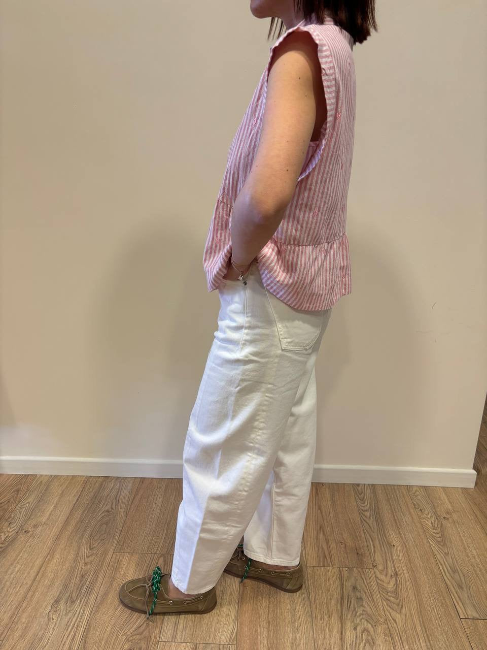 Camicia a righe bianca e rosa con dettaglio cuori e balza