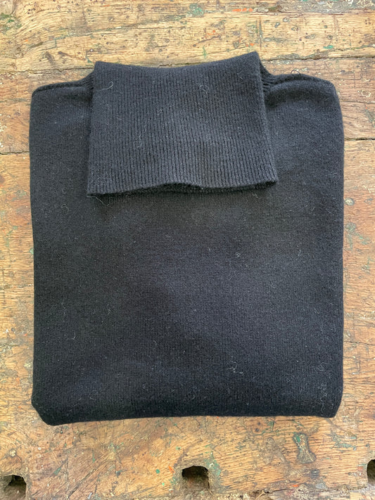 KAOS - Maglioncino in lana pettinata con collo alto color burro - più varianti