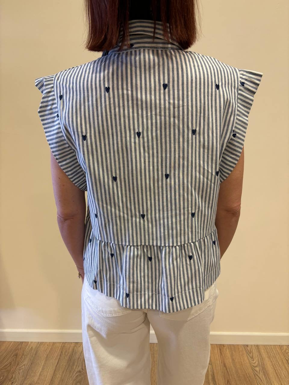 Camicia a righe bianca e denim con dettaglio cuori e balza