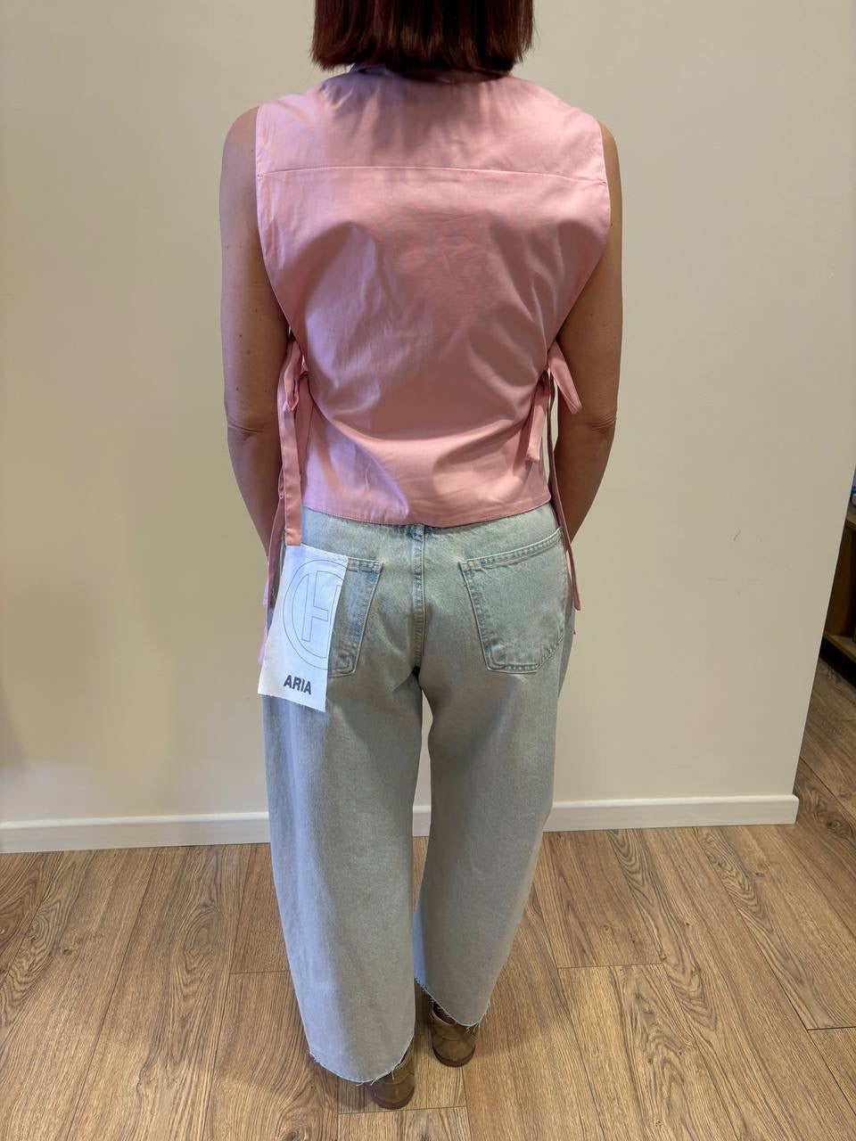 Camicia smanicata rosa con top e dettaglio laccetti