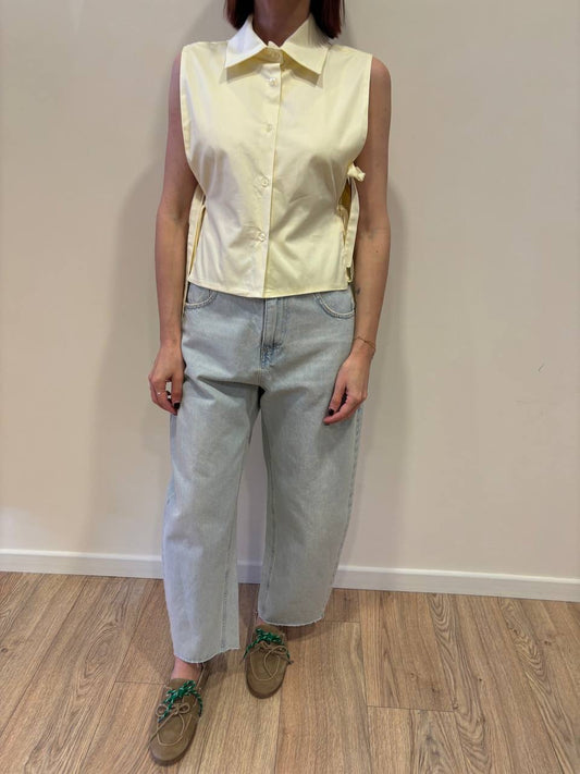 Camicia smanicata gialla con top e dettaglio laccetti