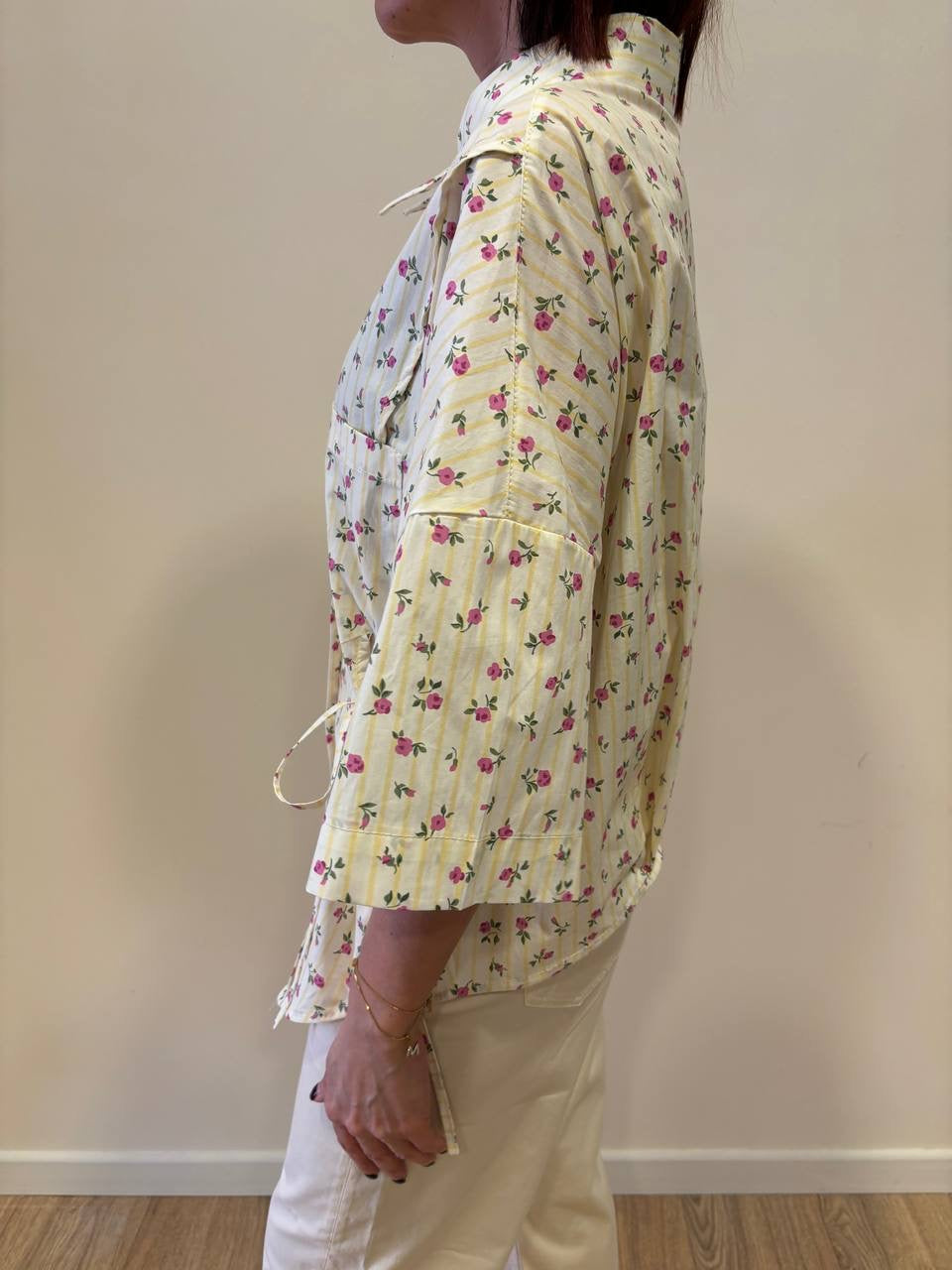 Camicia in cotone a righe gialle con fiorellini rosa e laccetti