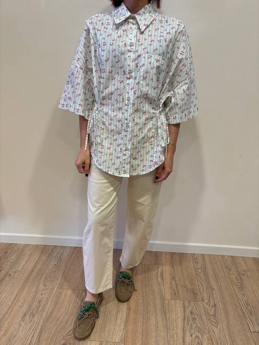 Camicia in cotone a righe azzurre con fiorellini rosa e laccetti