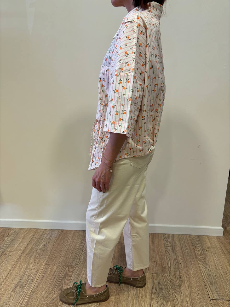 Camicia in cotone a righe rosa con fiorellini arancio e laccetti