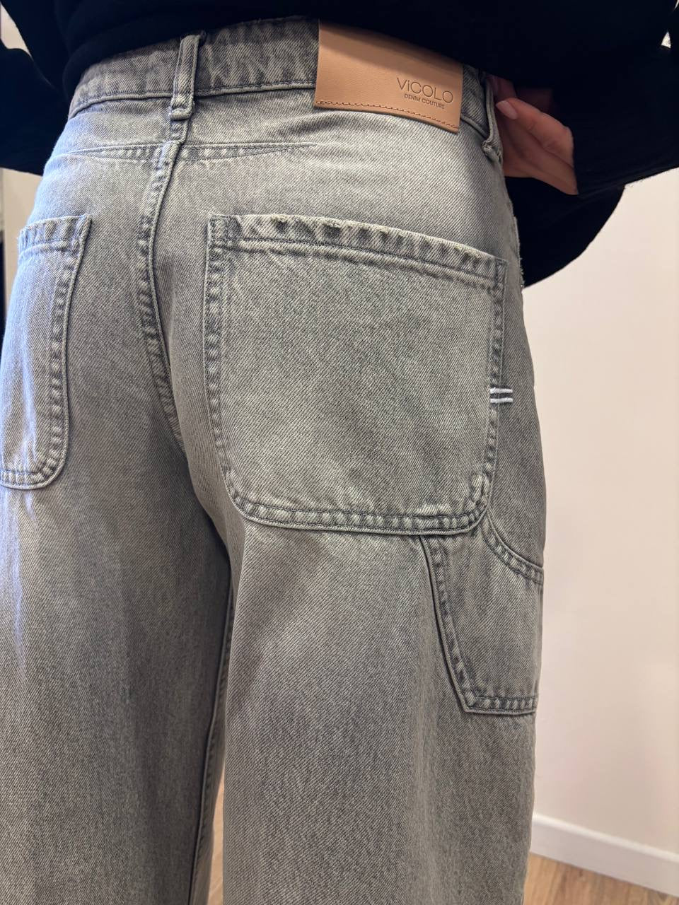 VICOLO - Jeans Kuma grigio barrel fit con martingale e risvolto