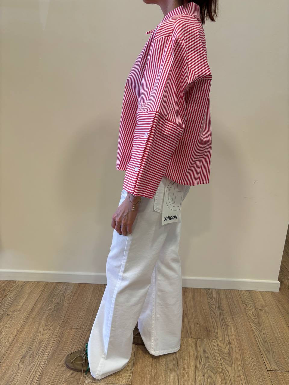 Camicia in cotone a righe bianche e rosse a scatoletta con maniche a campana