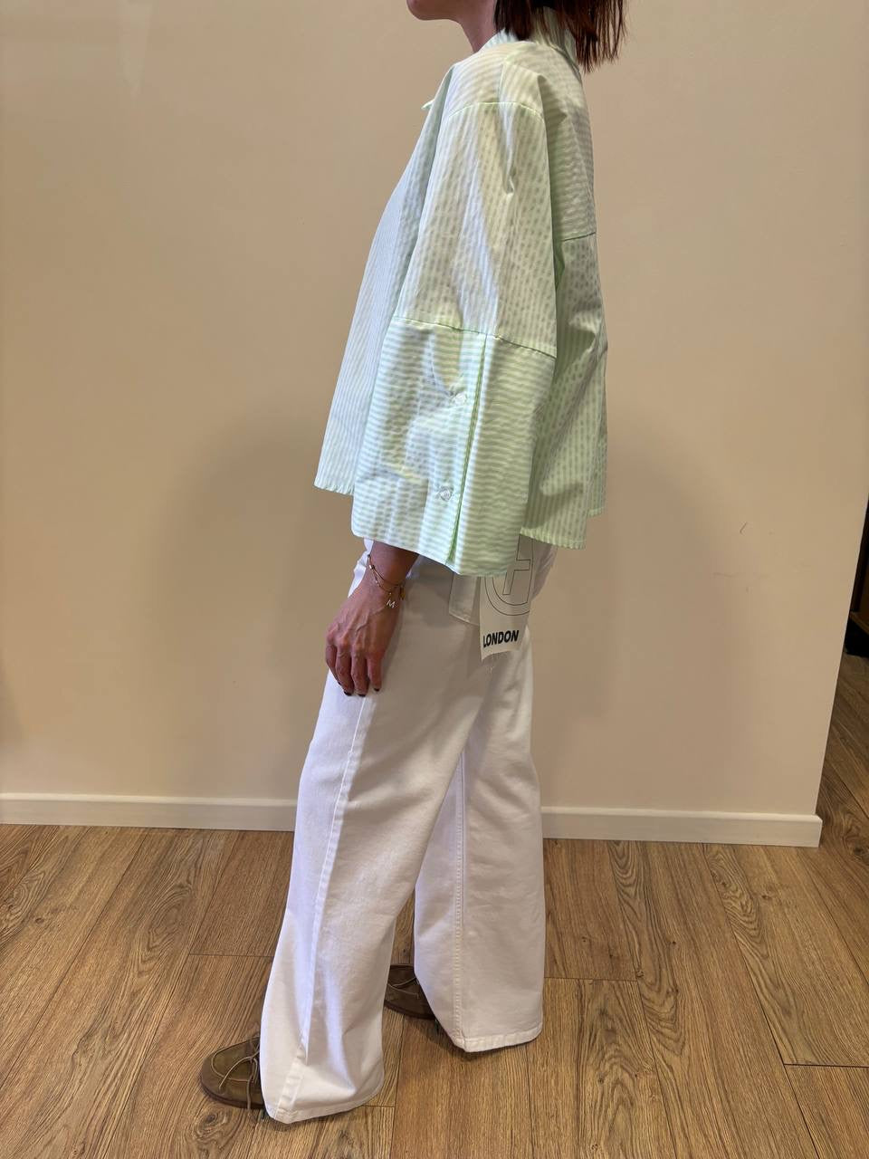 Camicia in cotone a righe bianche e verdi a scatoletta con maniche a campana