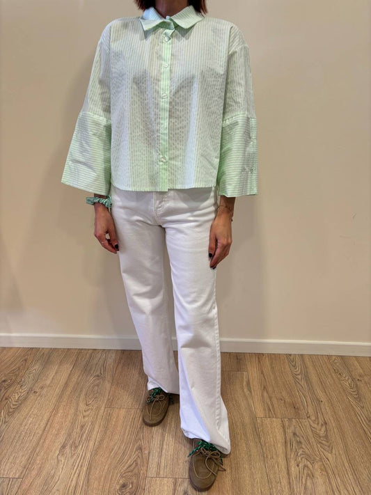 Camicia in cotone a righe bianche e verdi a scatoletta con maniche a campana