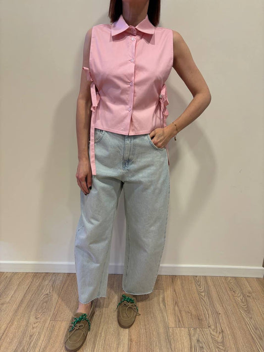 Camicia smanicata rosa con top e dettaglio laccetti