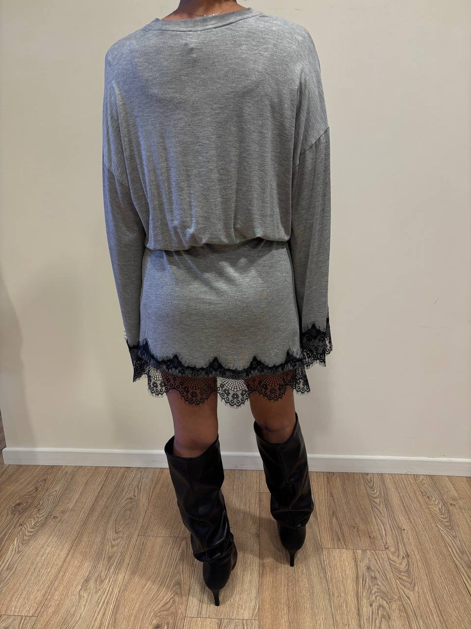 SUSY MIX - Abito in misto cotone grigio con maniche ampie e dettaglio pizzo nero