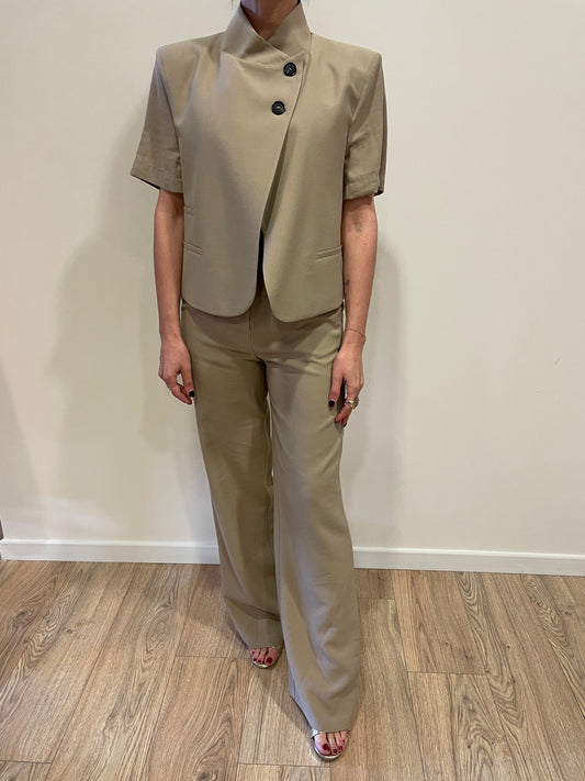 HAVEONE - Giacca beige corta a mezze maniche con due bottoni trasversali