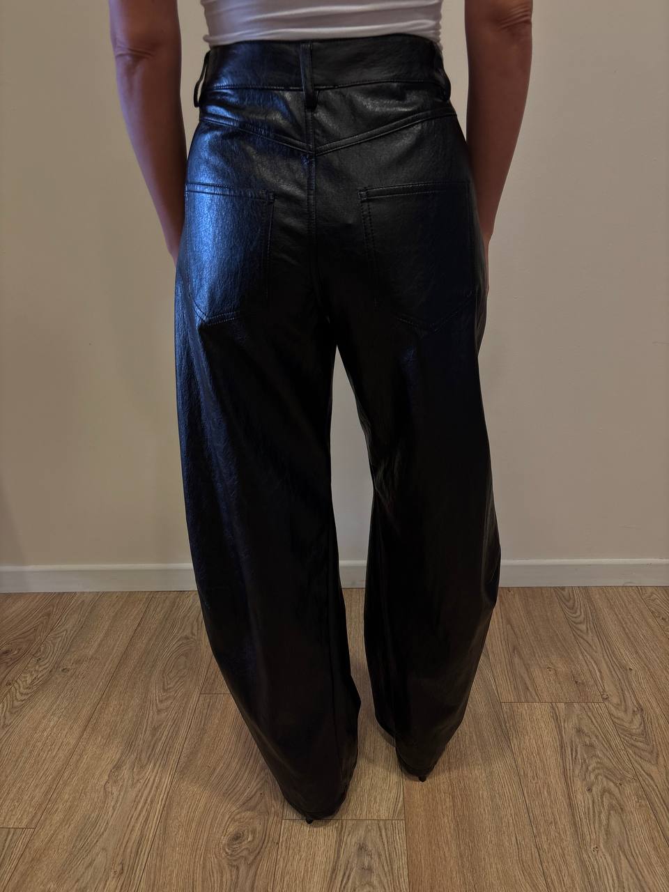 VICOLO - Pantalone barrel fit in ecopelle color nero
