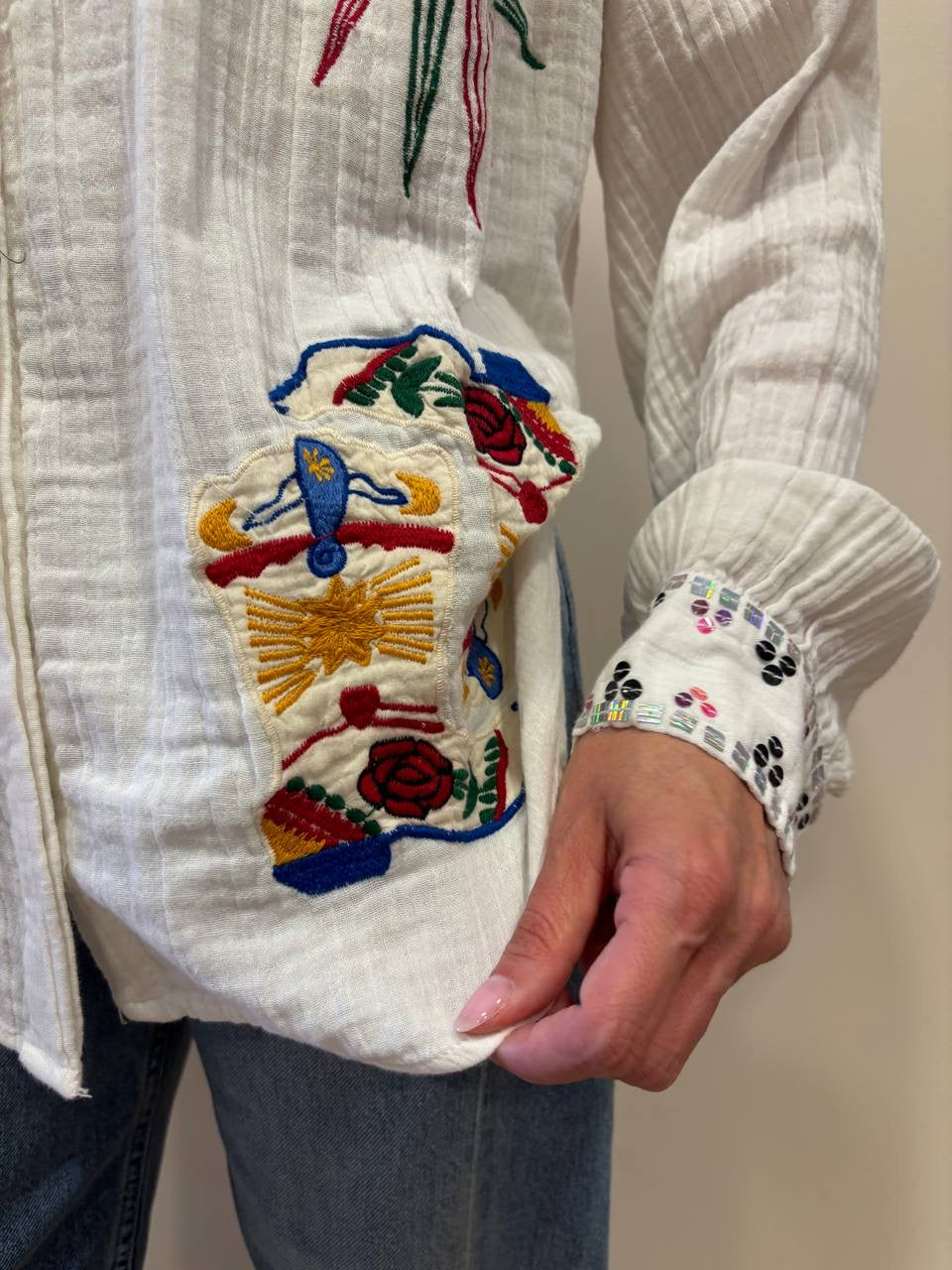 KONTATTO - Camicia in mussola di cotone con dettaglio ricami e applicazioni
