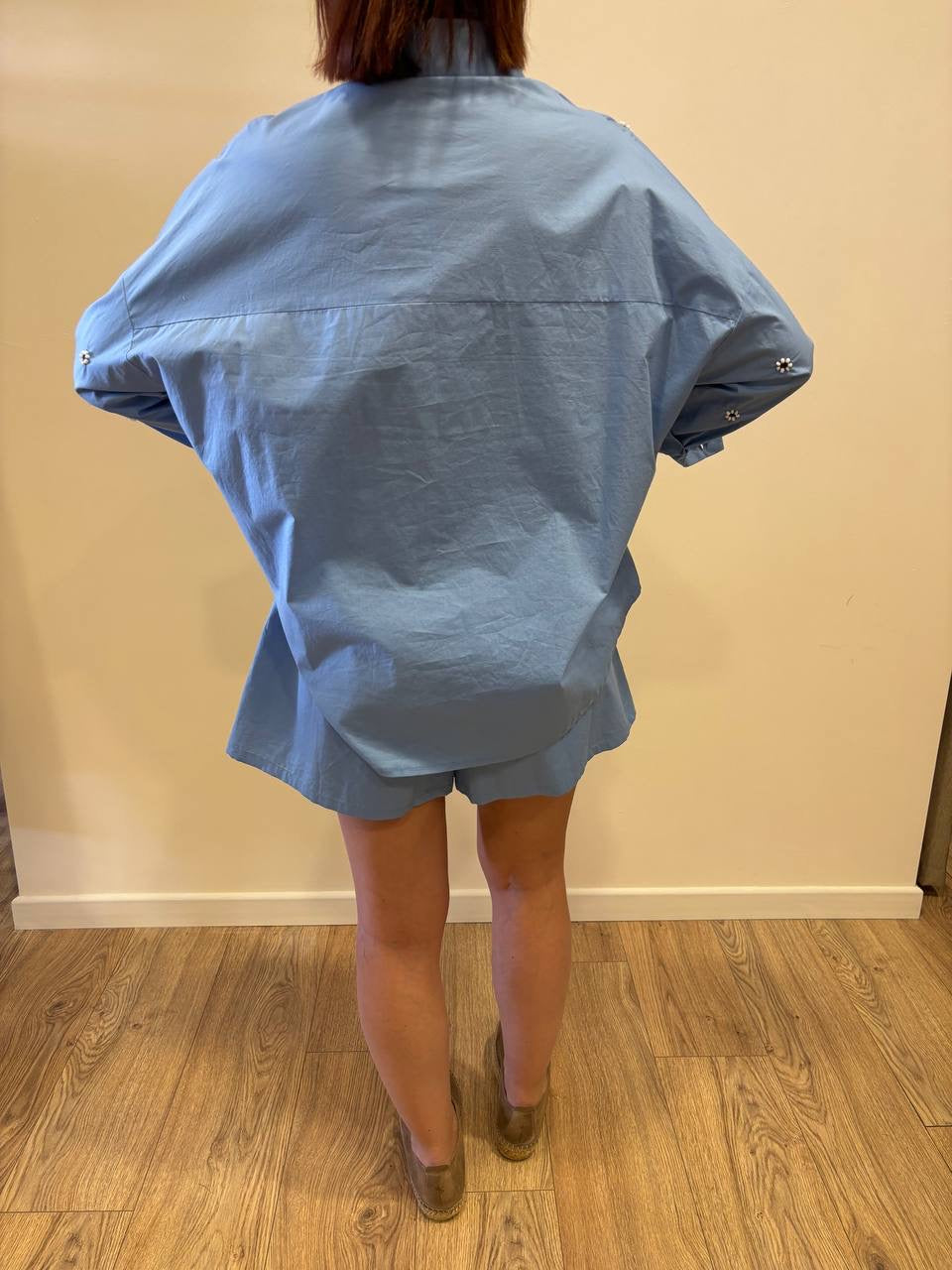 KAOS - Shorts in cotone azzurro oxford con dettaglio applicazioni margherite