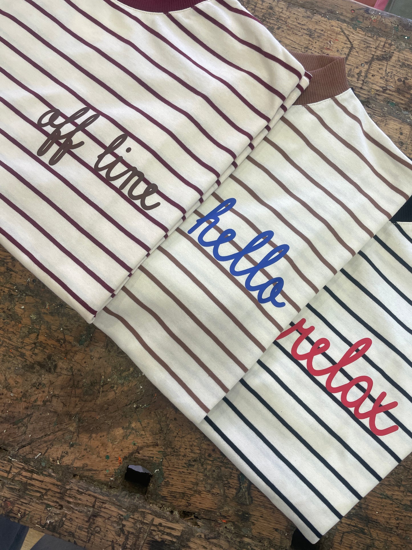 VICOLO - T-shirt over a righe nere con scritta rossa "relax"