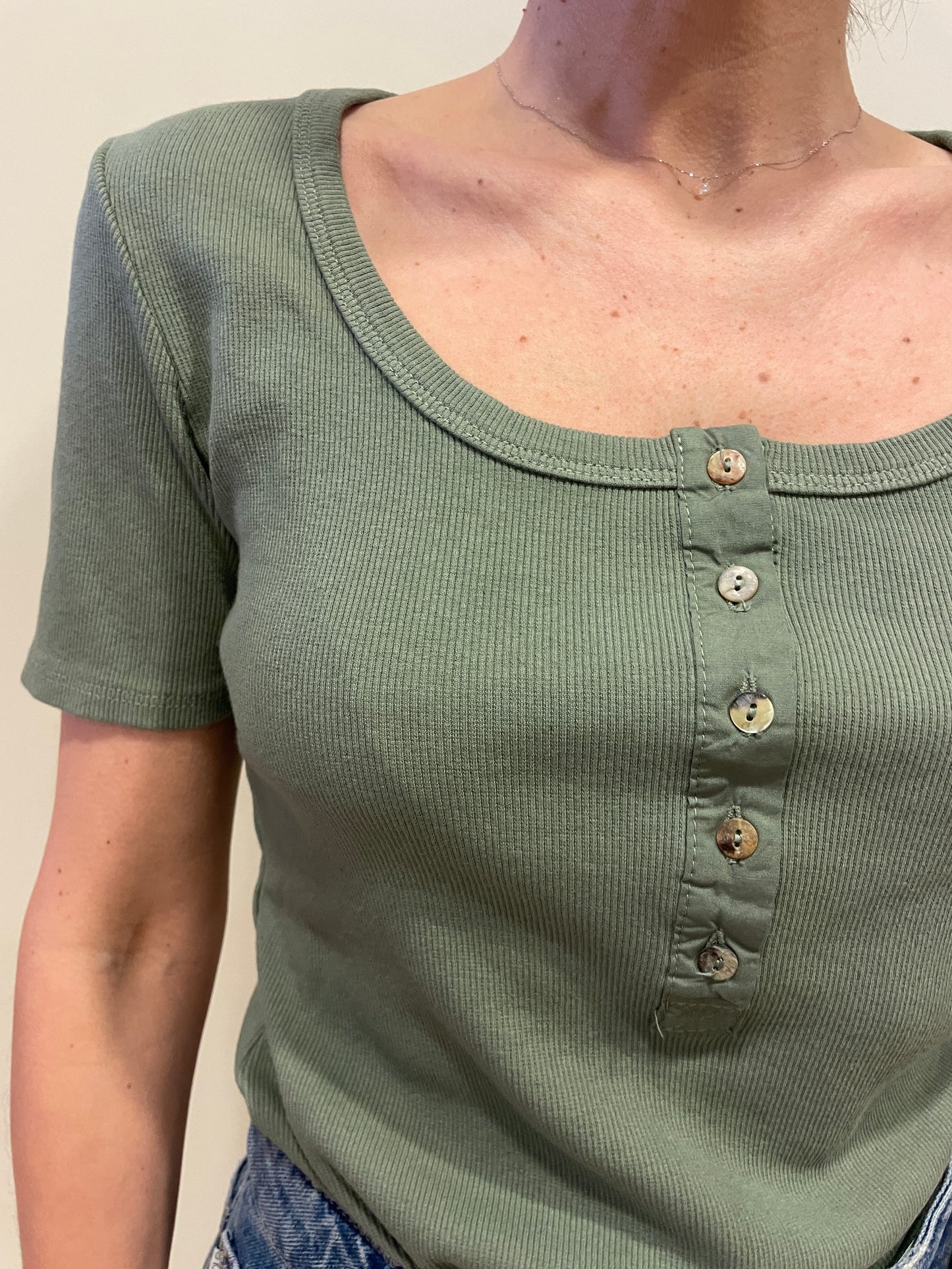 SUSY MIX - T-shirt a costine in cotone modello serafino con bottoni - più colori