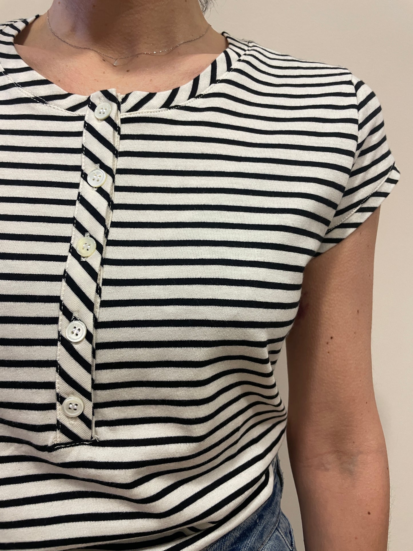 VICOLO - T-shirt modello serafino a righe con bottoni in cotone - più colori
